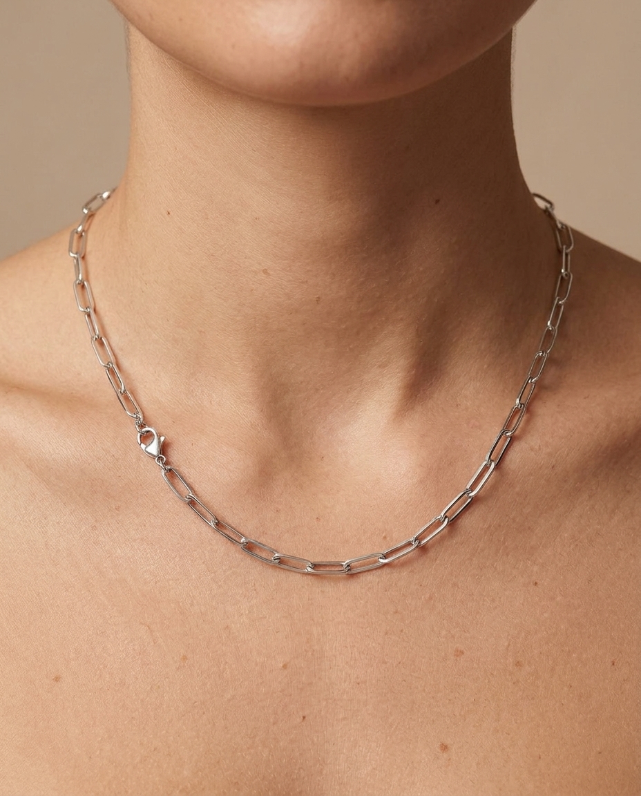 Paperclip Chain in White Gold on model
